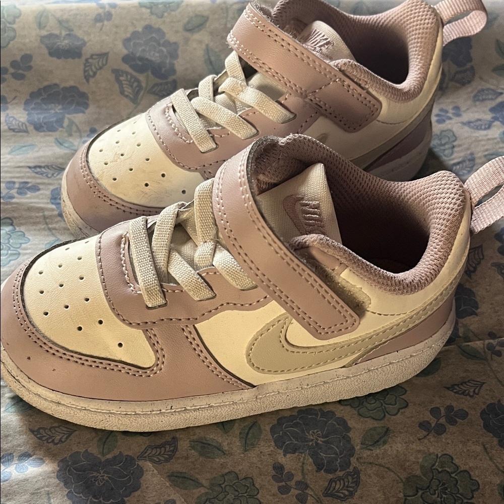 Nike Kids Low-Top Sneakers in Cream and Light Pink